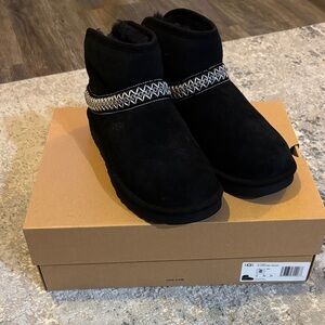 Uggs mini crescent black boots